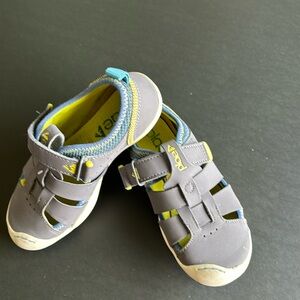 PLAE Sam 2.0 Grey sandals with sole and toe protection.